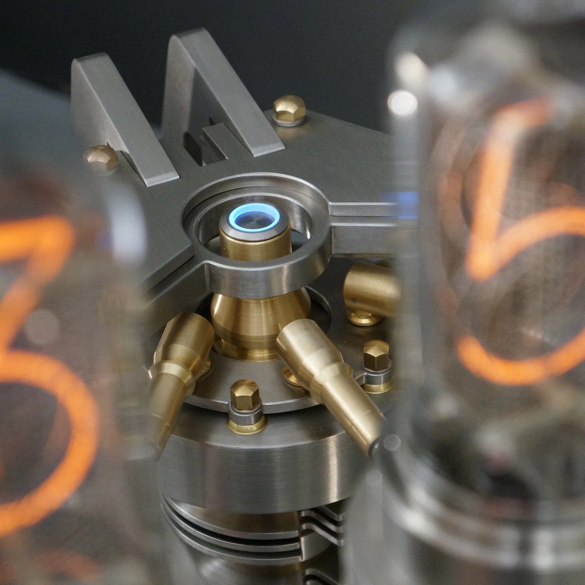 Đồng hồ Frank Buchwald Nixie Machine III