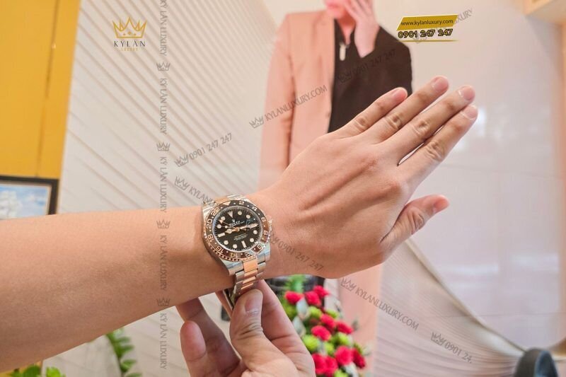 Kỳ Lân Luxury 11 6218f664 a0e1 47b2 92a6 9bbb2074b319 1 Đồng hồ Rolex GMT Master II 126711CHNR-0002 "Root Beer"