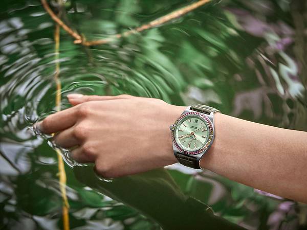Kỳ Lân Luxury 13 chronomat automatic 36 south sea with mint green and green alligator strap web use Điểm mặt các mẫu đồng hồ đầy màu sắc đang khuấy động thị trường trong năm 2021