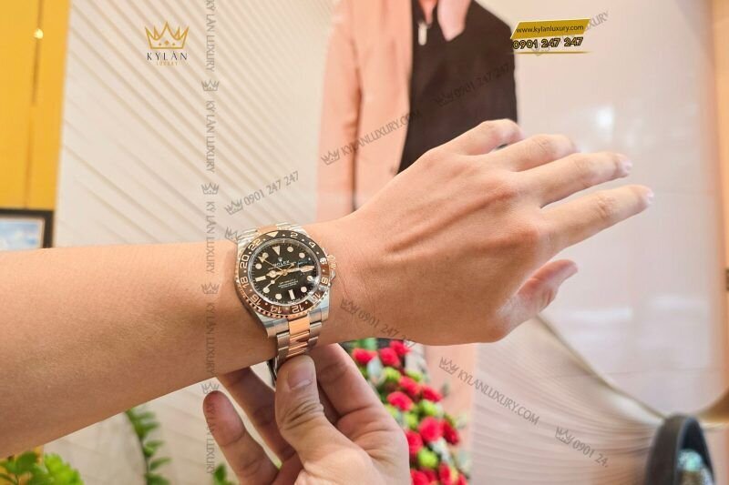 Kỳ Lân Luxury 13 d4e7a464 cd07 4fda 919d 0872eaf32023 1 Đồng hồ Rolex GMT Master II 126711CHNR-0002 "Root Beer"