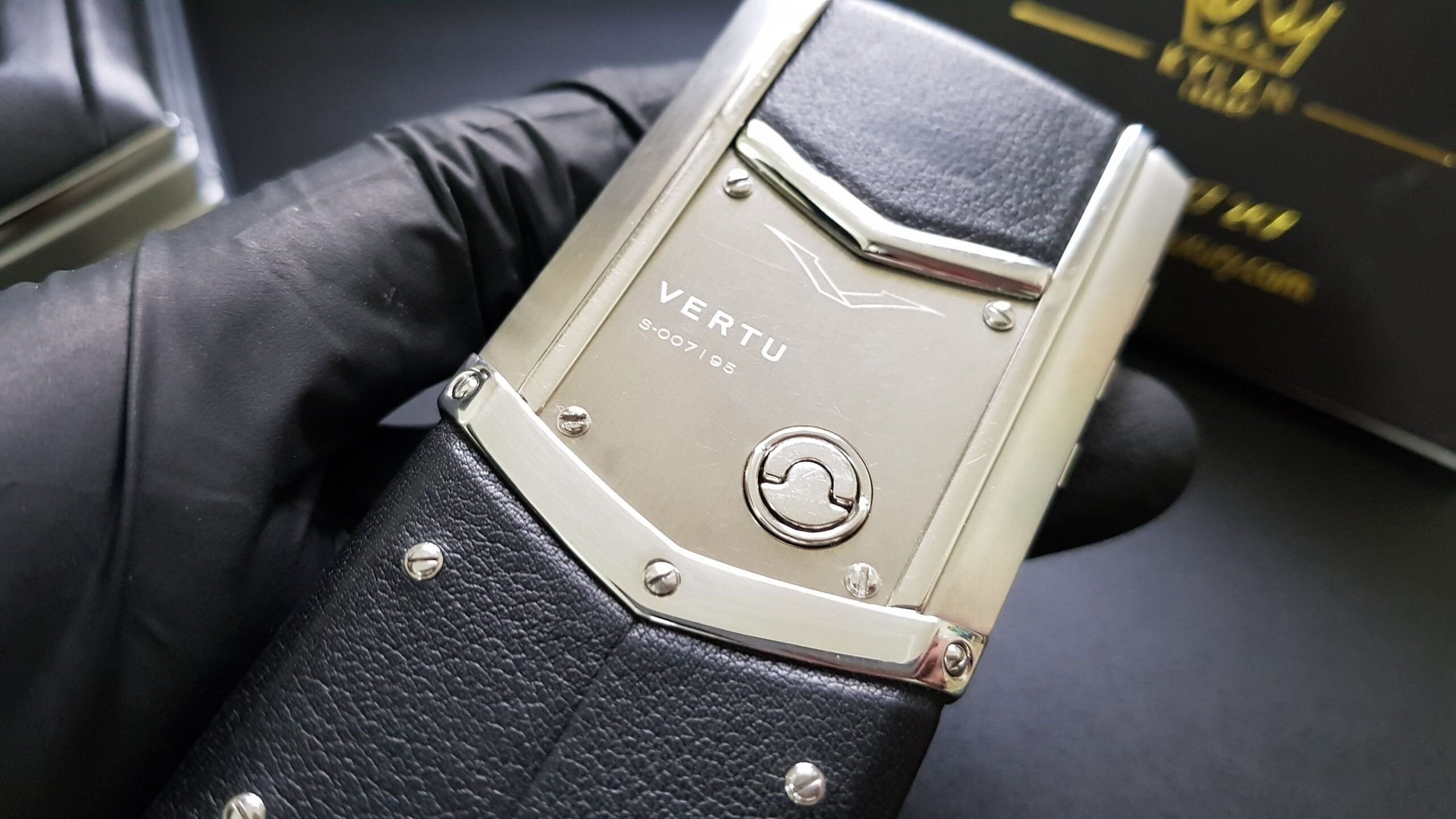 Kỳ Lân Luxury 20200327 173959 scaled Vertu Signature S thép nguyên zin bọc da đen kèm dock cực độc