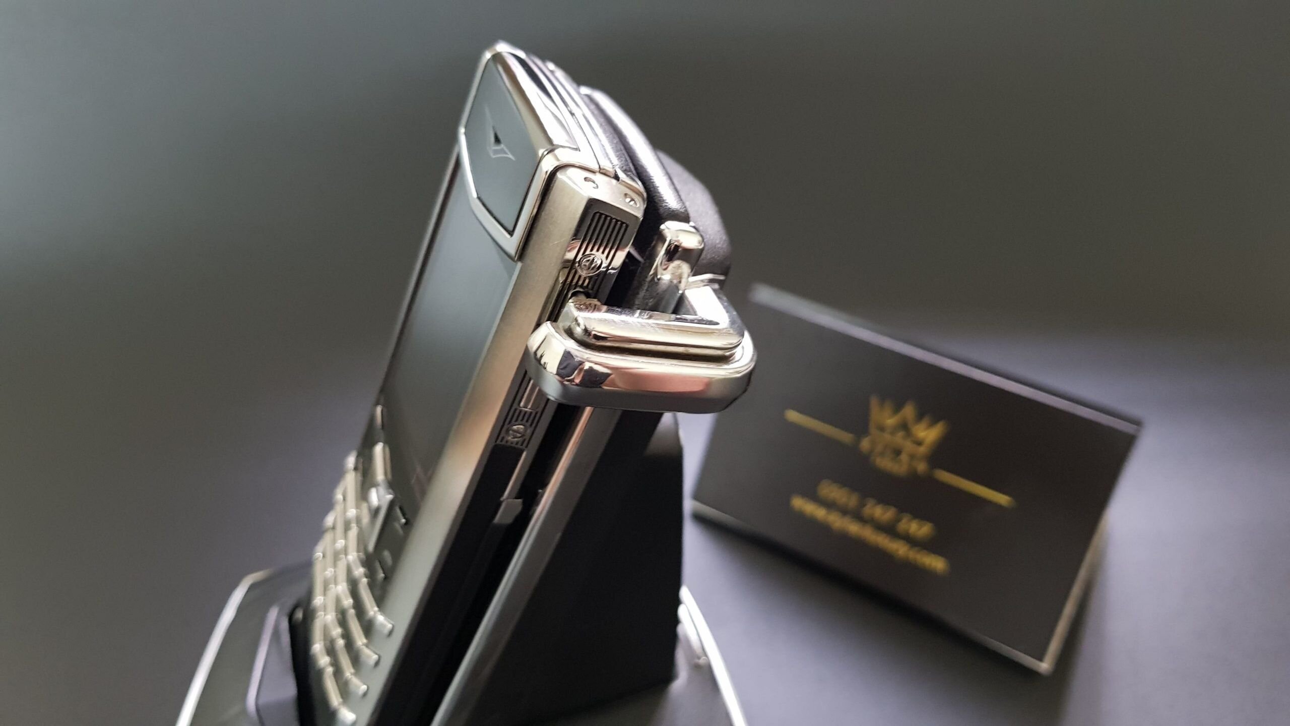 Kỳ Lân Luxury 20200327 174209 scaled Vertu Signature S thép nguyên zin bọc da đen kèm dock cực độc