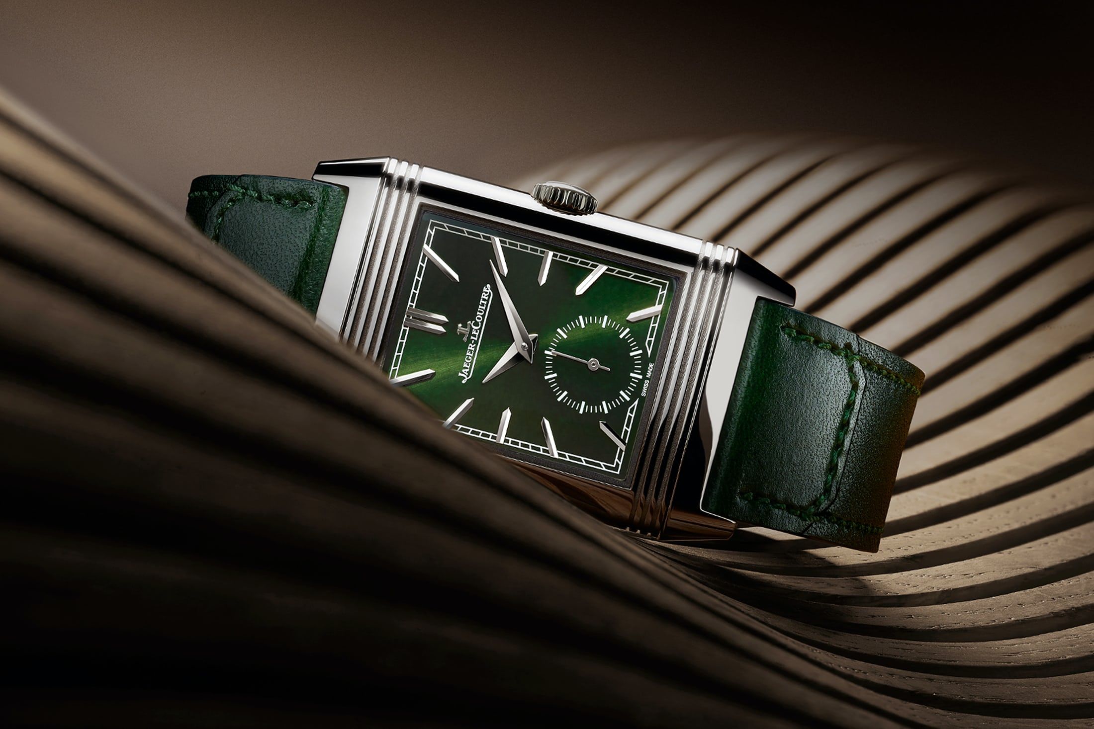 Kỳ Lân Luxury 2021 reverso tribute green couche 16x9 1 Top 9 dòng đồng hồ xanh lá cây xuất sắc nhất hiện nay bạn nên biết (PHẦN 2)