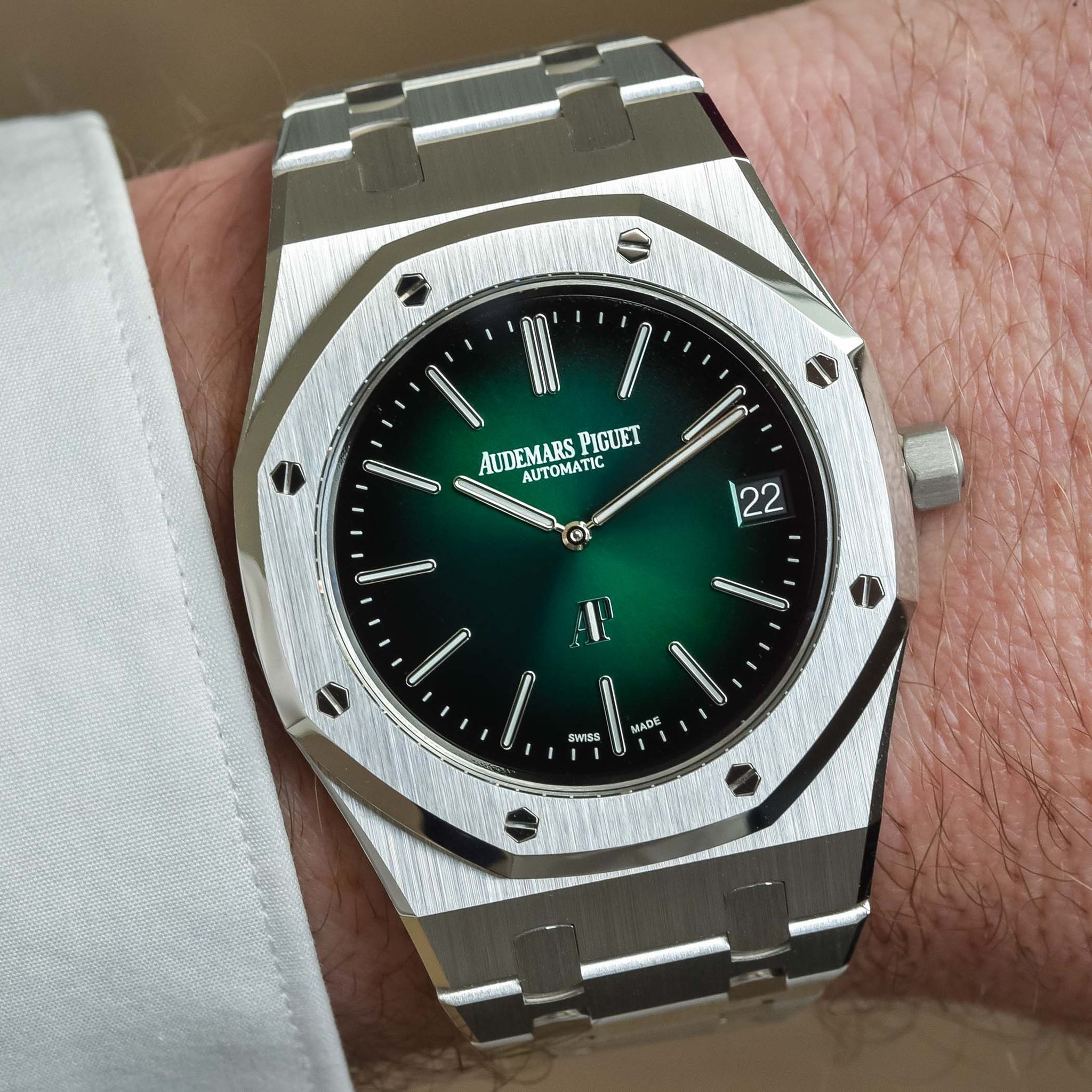 Kỳ Lân Luxury audemars piguet royal oak jumbo extra thin platinum smoked green dial 15202pt 2021 review 3 jpeg Tìm hiểu về thương hiệu đồng hồ Audemars Piguet chơi lớn với sắc xanh lá trong năm 2021 (PHẦN 2)