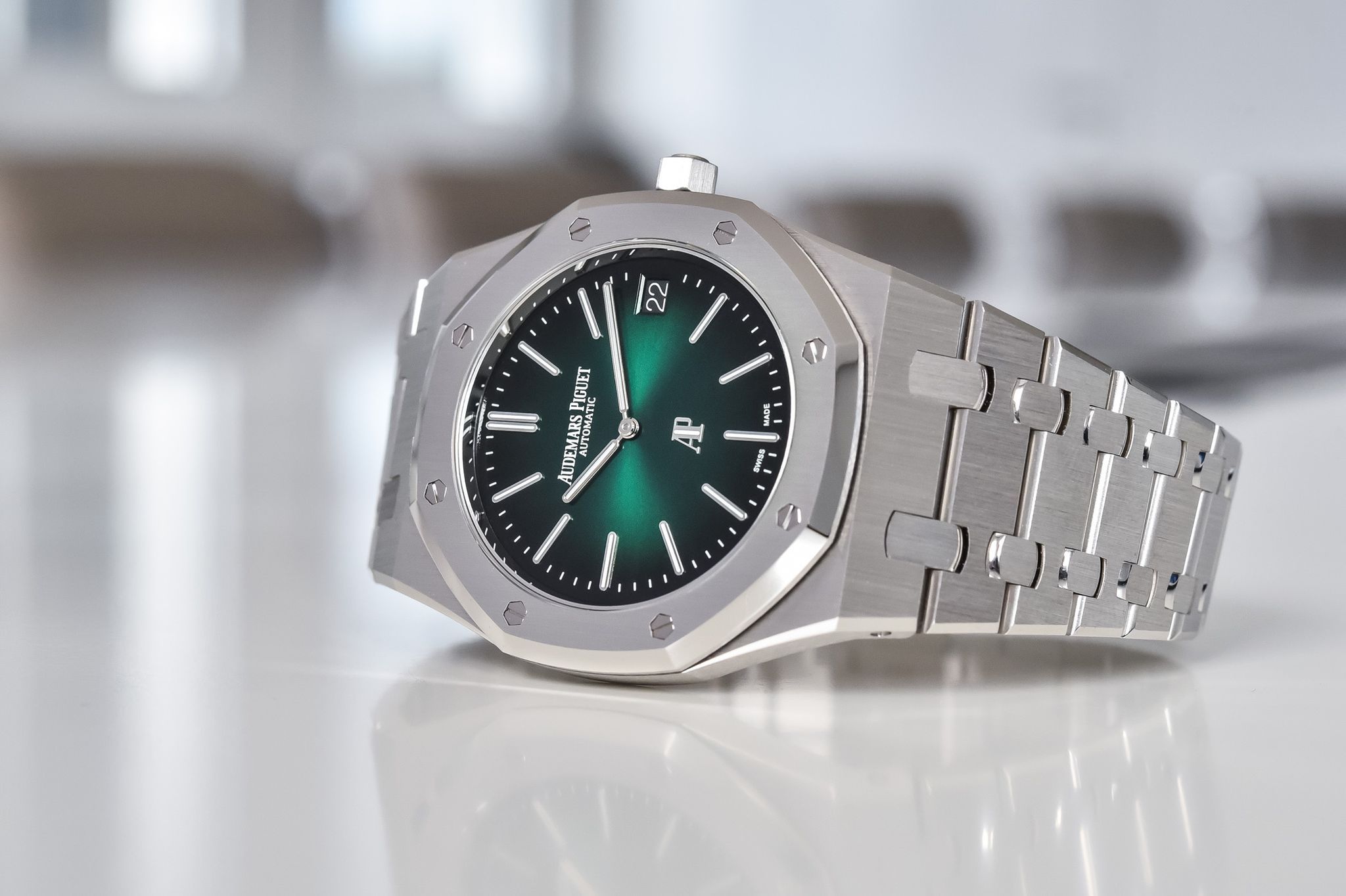 Kỳ Lân Luxury audemars piguet royal oak jumbo extra thin platinum smoked green dial 15202pt 2021 review 8 jpeg Tìm hiểu về thương hiệu đồng hồ Audemars Piguet chơi lớn với sắc xanh lá trong năm 2021 (PHẦN 2)