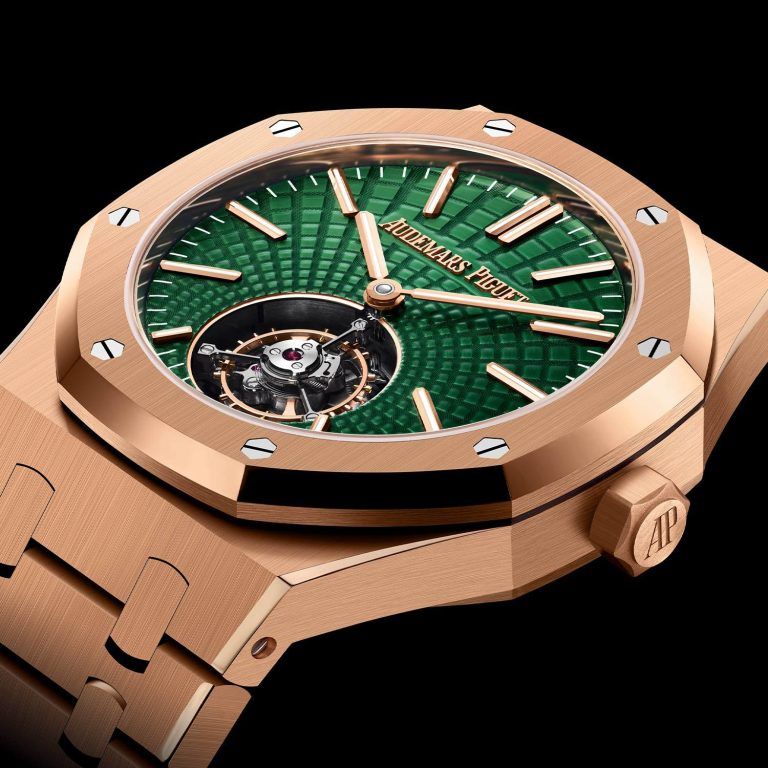 Kỳ Lân Luxury audemars piguet royal oak selfwinding flying tourbillon green 26533or oo 1220or 01 1 Tìm hiểu về thương hiệu đồng hồ Audemars Piguet chơi lớn với sắc xanh lá trong năm 2021 (PHẦN 2)