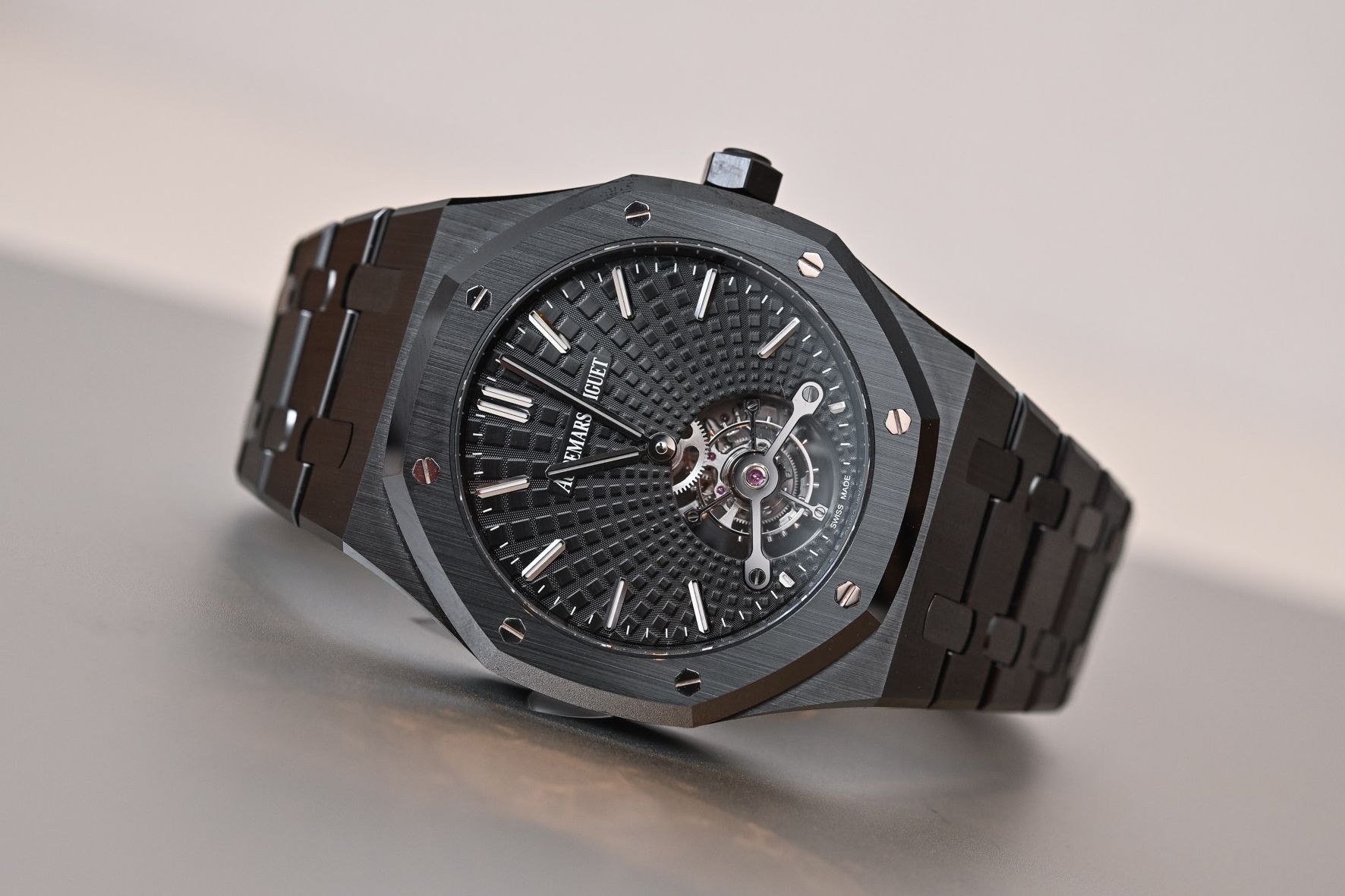 Kỳ Lân Luxury audemars piguet royal oak tourbillon extra thin black ceramic 26522 7 TOP 7 dòng đồng hồ được khao khát được sở hữu nhất bởi phái mạnh