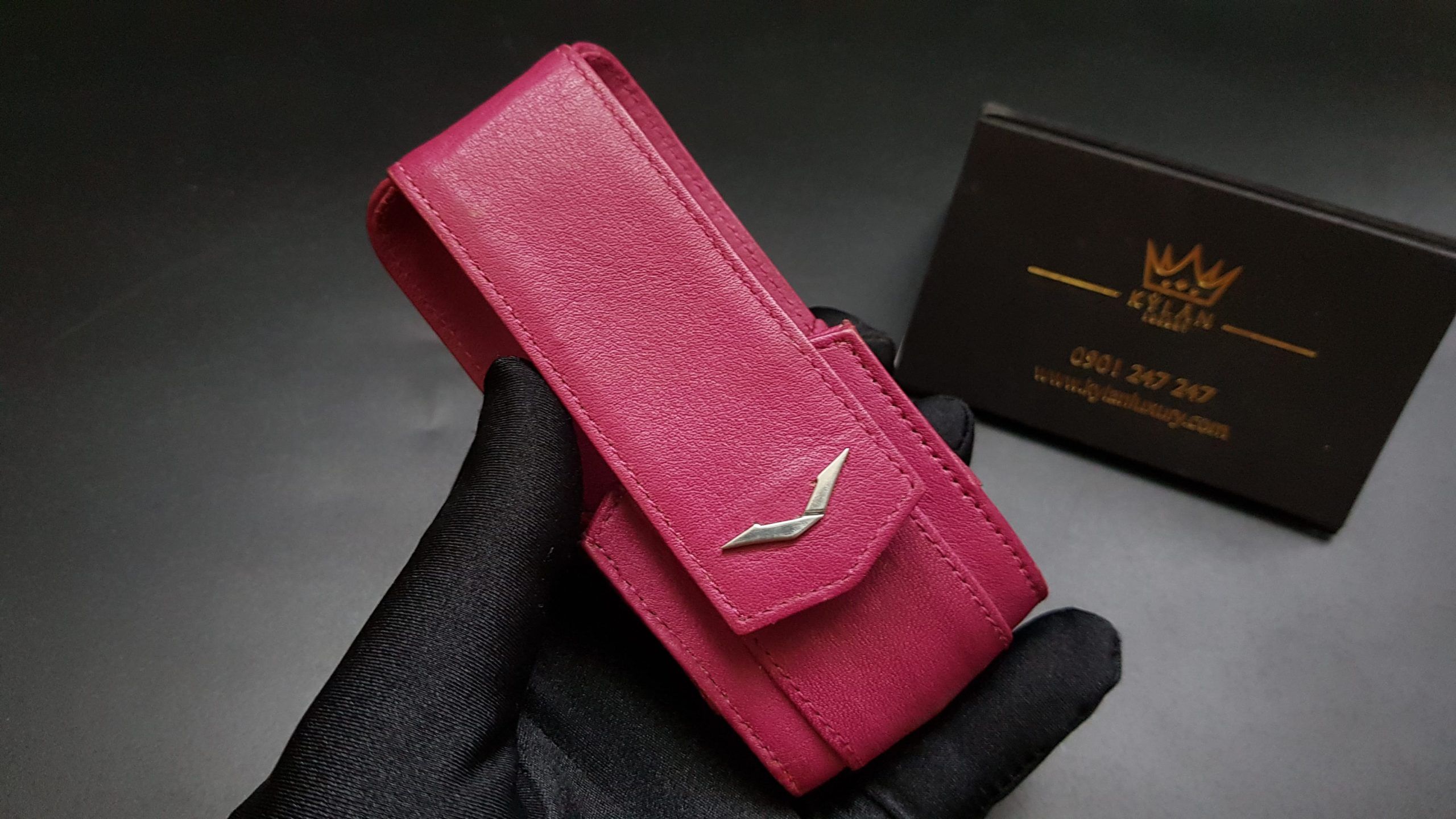 Kỳ Lân Luxury bao da vertu ayxta mau hong 13 scaled Thiết kế của bao da Vertu lịch lãm, sang trọng như thế nào?
