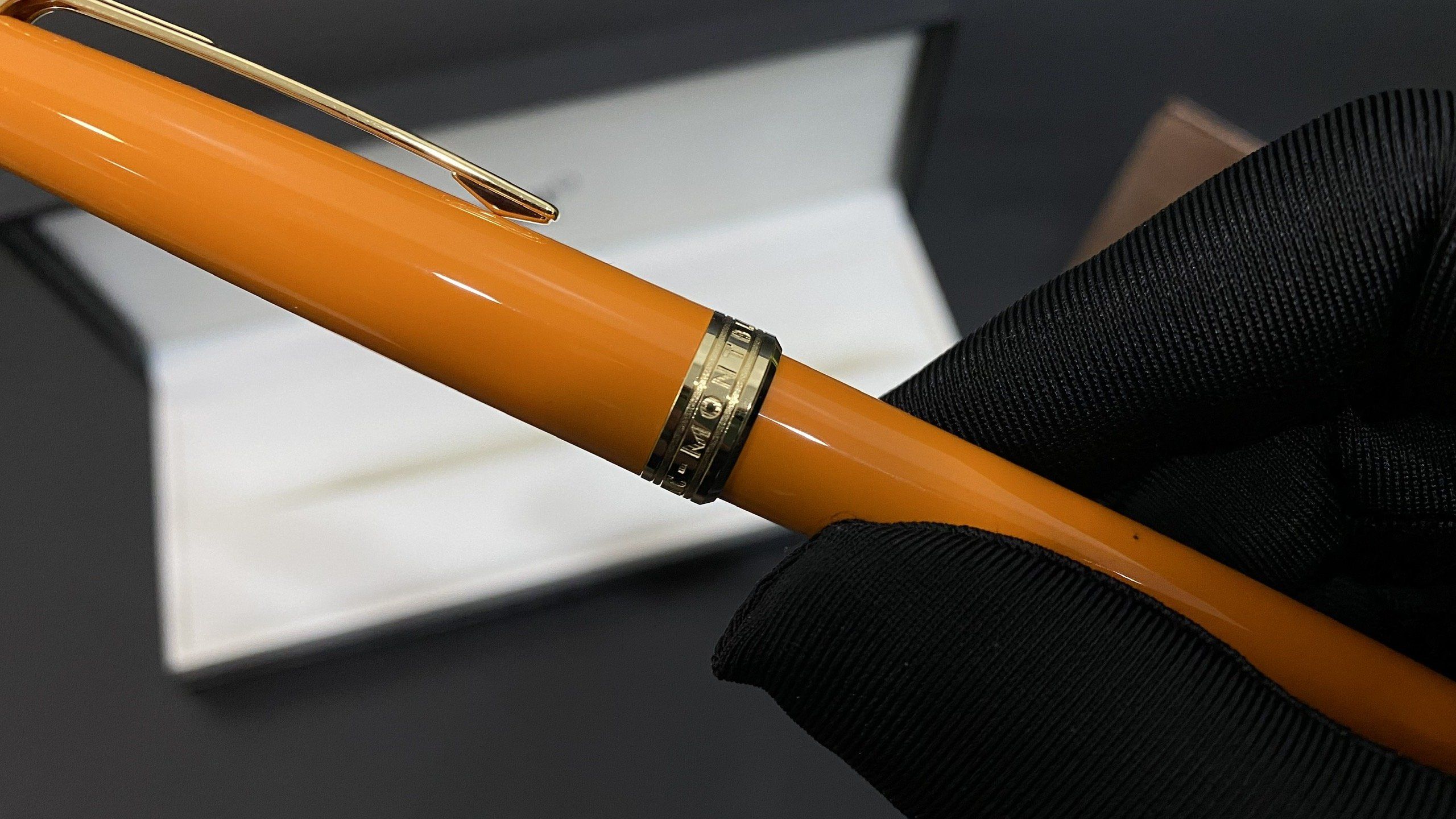 Kỳ Lân Luxury but montblanc pix orange rollerball pen 119902 10 1 Bút Montblanc PIX Orange Rollerball Pen 119902