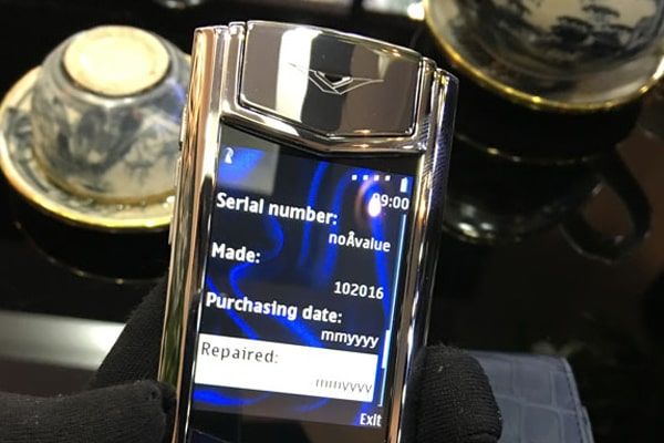 Kỳ Lân Luxury cach kiem tra doi may vertu 4 ade80fdd 6c9b 42d9 9709 3f49d6d26e8c VÌ SAO BẠN PHẢI BIẾT CÁCH KIỂM TRA DÒNG VERTU SIGNATURE S THẬT – GIẢ?