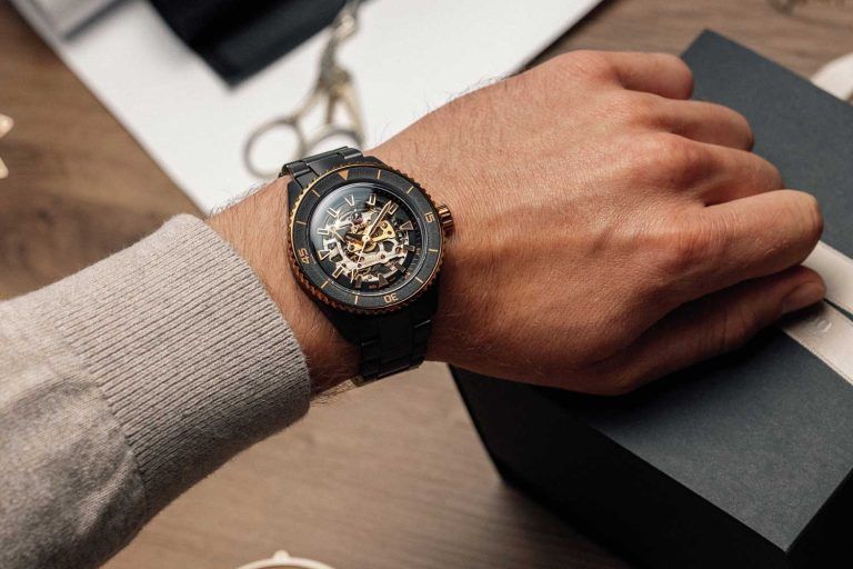 Kỳ Lân Luxury captain cook high tech ceramic skeleton Đồng hồ Rado: Gốm sứ, Thiết kế và Thủ công mỹ nghệ