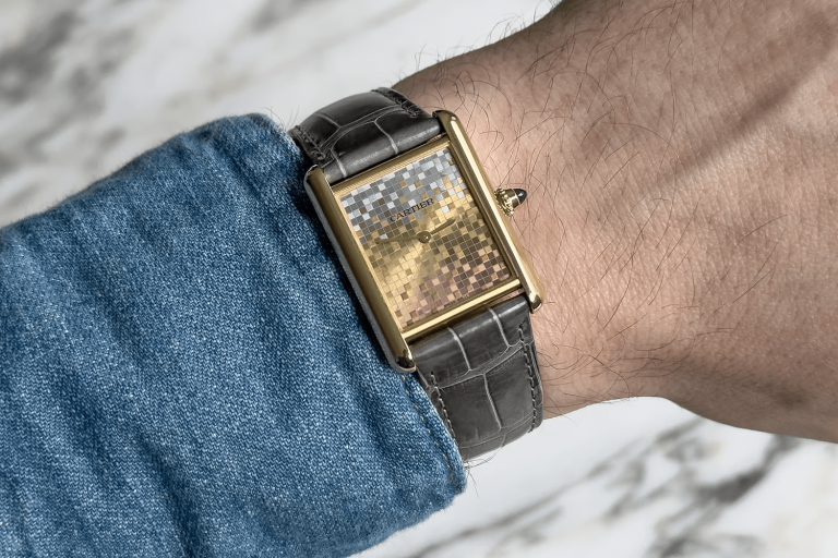 Kỳ Lân Luxury cartier tank louis mosaic dial wrist shot min Đồng hồ Cartier Tank Louis khảm vàng