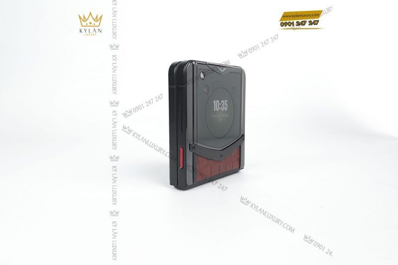 Kỳ Lân Luxury dien thoai man hinh gap vertu ironflip amber brown bes fee alligator skin 1 1 scaled 1 Điện thoại màn hình gập Vertu Ironflip Amber Brown Bes Fee Alligator Skin