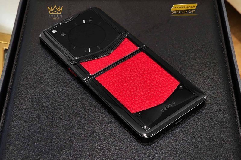 Kỳ Lân Luxury dien thoai man hinh gap vertu ironflip raspberry red calfskin 17 1 scaled 1 Điện thoại màn hình gập Vertu Ironflip Raspberry Red Calfskin