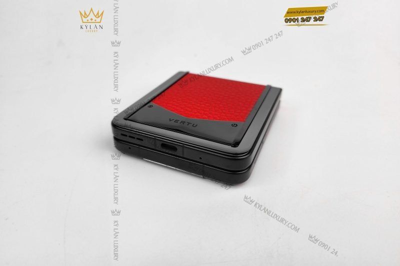 Kỳ Lân Luxury dien thoai man hinh gap vertu ironflip raspberry red calfskin 3 1 scaled 1 Điện thoại màn hình gập Vertu Ironflip Raspberry Red Calfskin