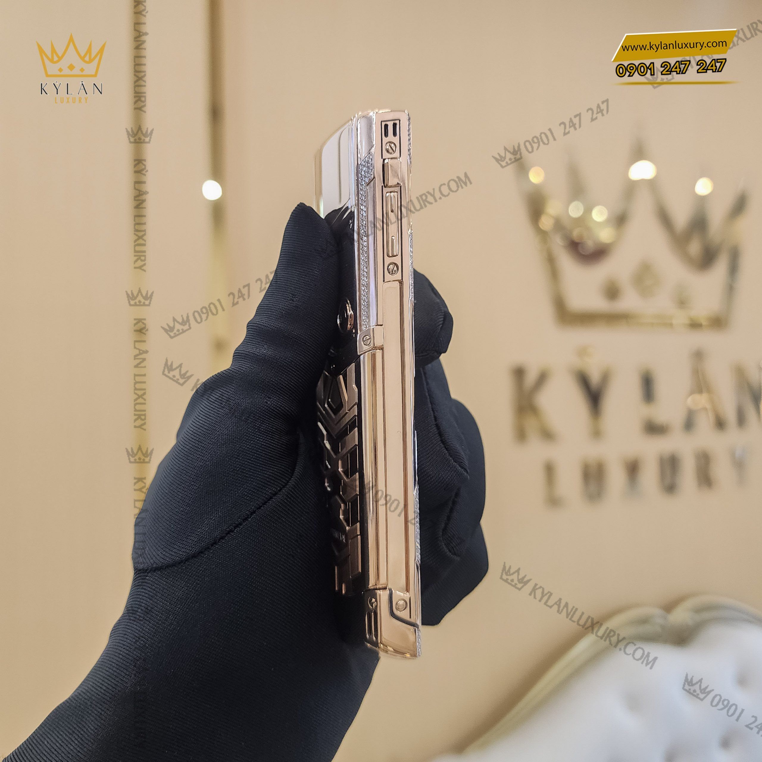 Kỳ Lân Luxury dien thoai vertu signature s full gold ziczac mix diamond 9 1 scaled Điện thoại Vertu Signature S Full Gold Ziczac Mix Diamond