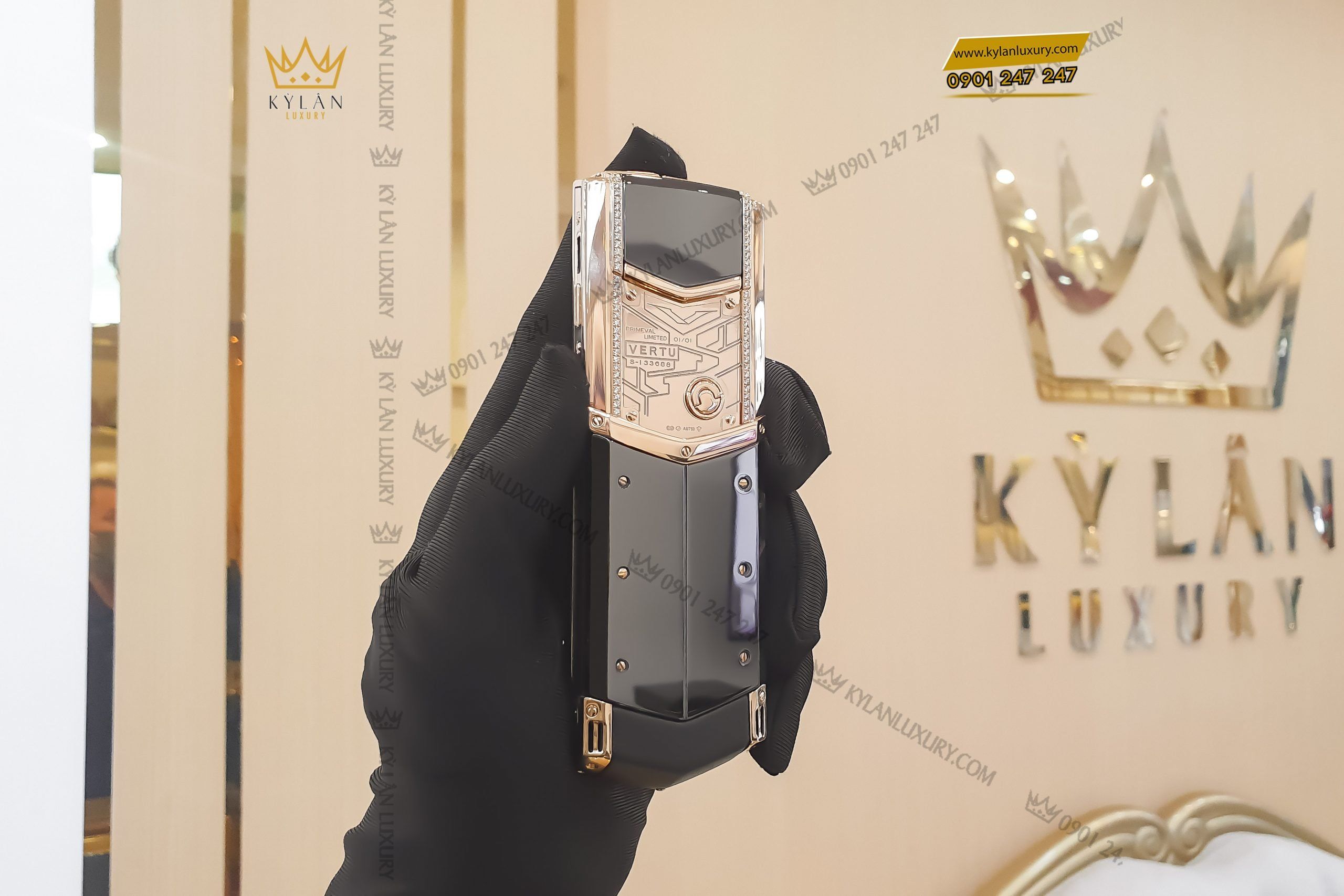 Kỳ Lân Luxury dien thoai vertu signature s gold diamond 2 1a5368ce e749 4b76 86f9 b4741e6a52aa 2 scaled Điện thoại Vertu Signature S Gold Diamonds