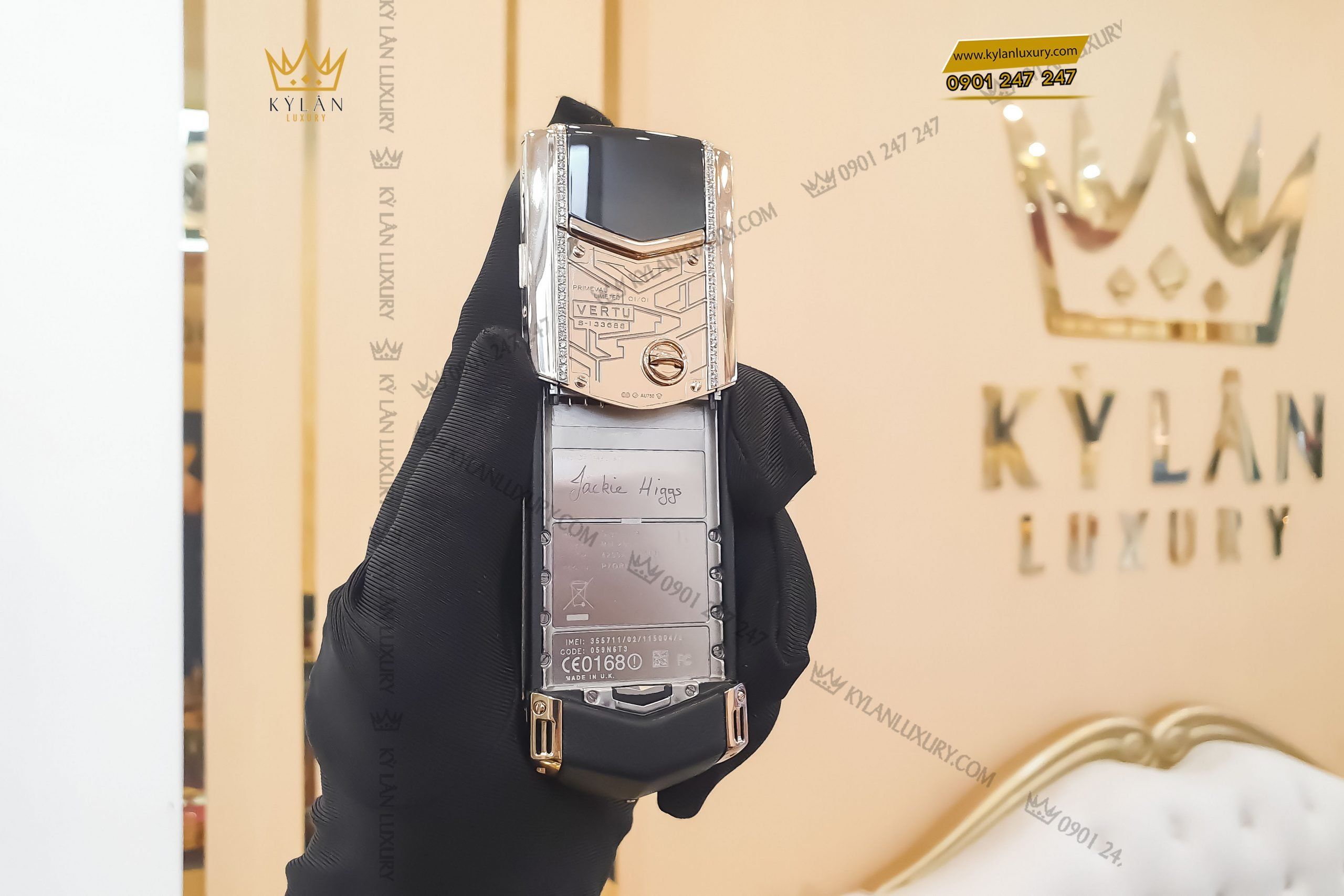 Kỳ Lân Luxury dien thoai vertu signature s gold diamond 3 9afa1aa5 9eb4 44bc b031 508759504423 2 scaled Điện thoại Vertu Signature S Gold Diamonds