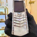 Kỳ Lân Luxury dien thoai vertu signature s white mother of pearl alligator 2 2 scaled 1 Điện thoại Vertu Signature S White Mother Of Pearl Alligator