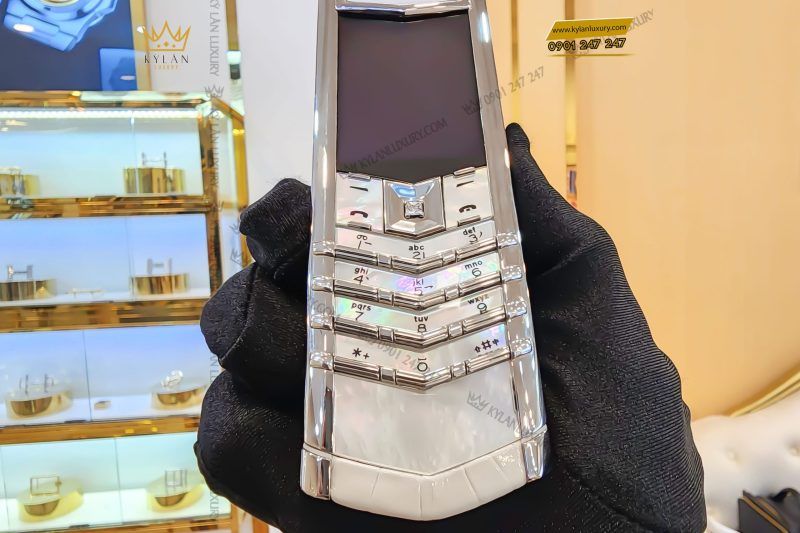 Kỳ Lân Luxury dien thoai vertu signature s white mother of pearl alligator 2 2 scaled 1 Điện thoại Vertu Signature S White Mother Of Pearl Alligator