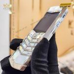 Kỳ Lân Luxury dien thoai vertu signature s white mother of pearl alligator 3 2 scaled 1 Điện thoại Vertu Signature S White Mother Of Pearl Alligator