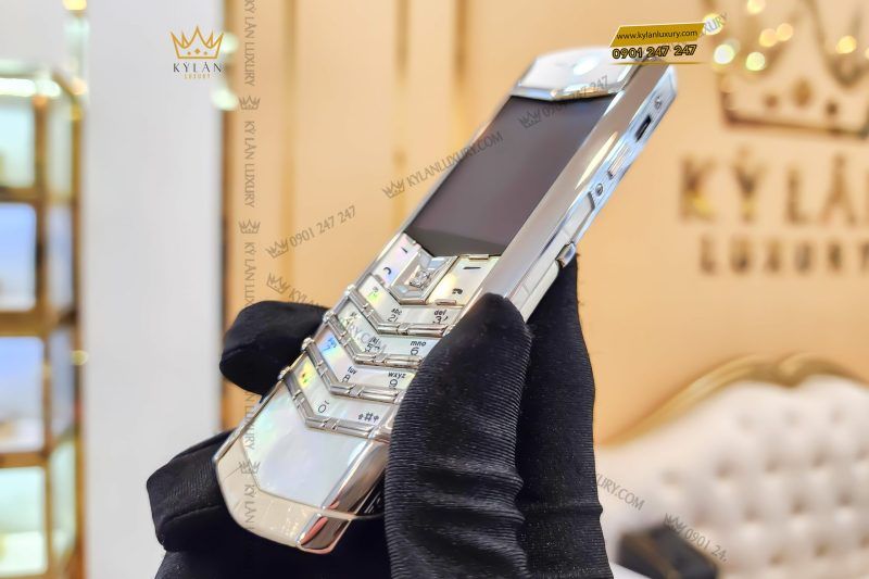 Kỳ Lân Luxury dien thoai vertu signature s white mother of pearl alligator 3 2 scaled 1 Điện thoại Vertu Signature S White Mother Of Pearl Alligator