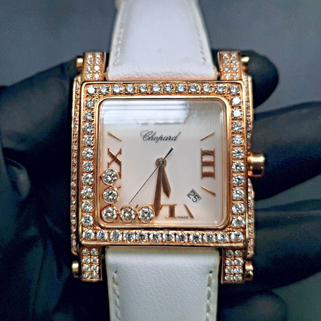 Kỳ Lân Luxury dong ho chopard happy sport gold diamond 31 5acb8fac be34 4bbb a708 712d0ba0e6af [GÓC GIẢI ĐÁP] VÌ SAO ĐỒNG HỒ VÀNG KHỐI THỤY SĨ LUÔN LÀ 18K? (Phần 2)