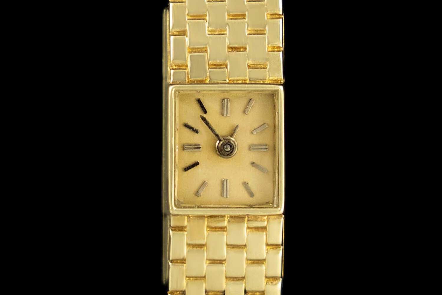 P800 khá độc đáo, vỏ của chiếc Jaeger-LeCoultre năm 1956 này mỏng một cách tuyệt vời.
