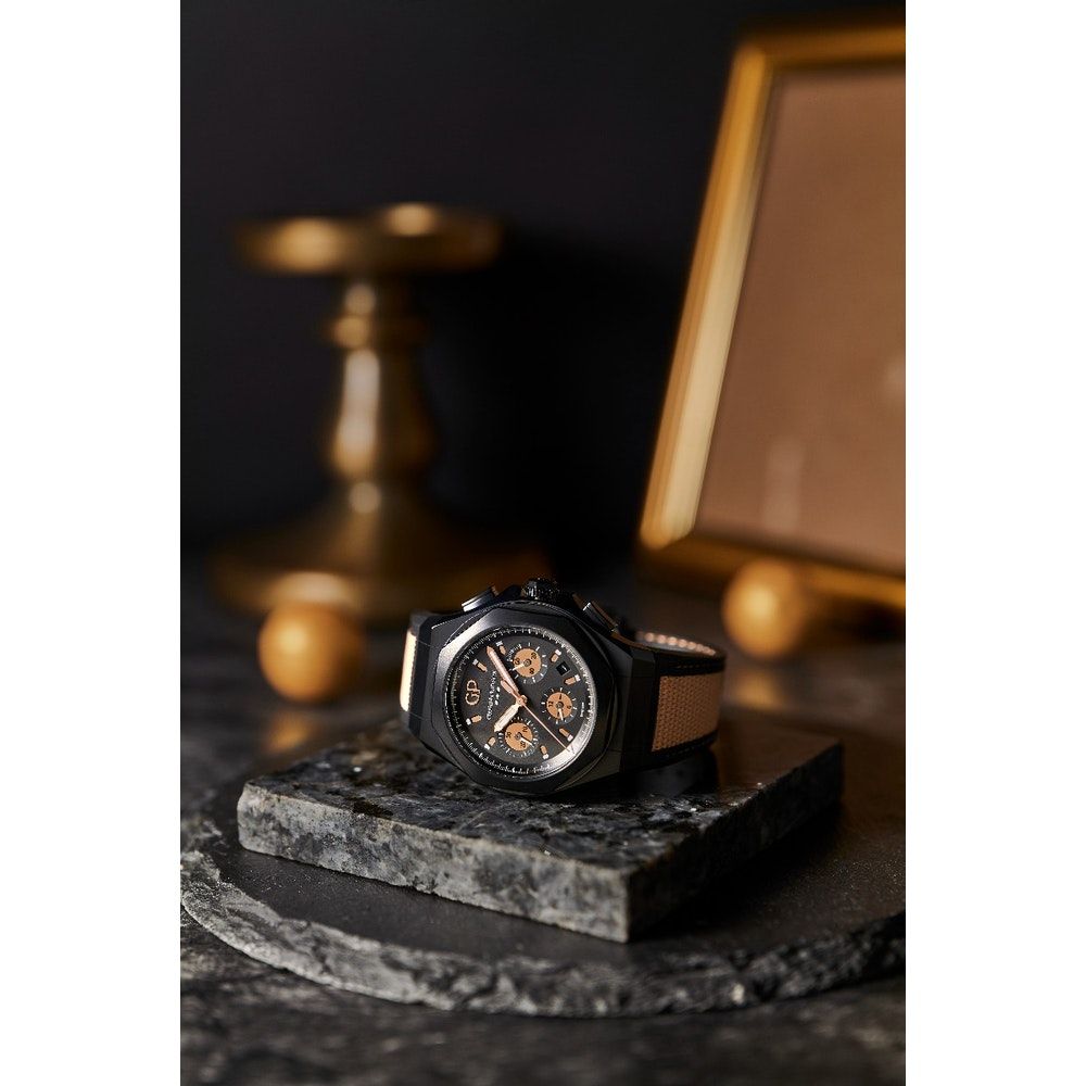 Đồng hồ Girard-Perregaux Laureato bằng Titan