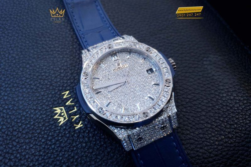 Kỳ Lân Luxury dong ho hublot classic fusion blue full diamond 38mm 565 nx 7170 2 1 scaled 1 Đồng hồ Hublot Classic Fusion Blue Full Diamond 38mm 565.NX.7170.LR