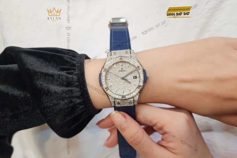 Kỳ Lân Luxury dong ho hublot classic fusion blue full diamond 38mm 565 nx 7170 4 1 scaled 1 Đồng hồ Hublot Classic Fusion Blue Full Diamond 38mm 565.NX.7170.LR