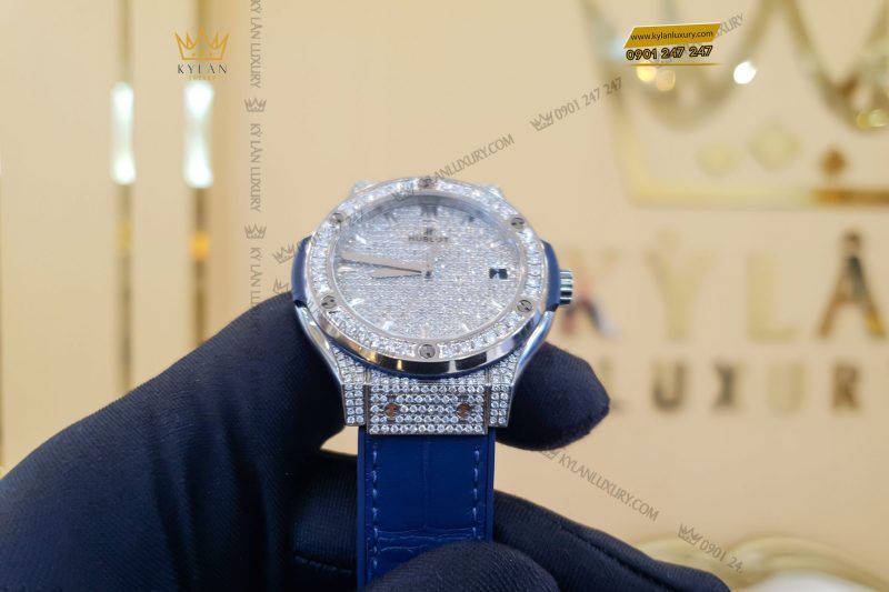 Kỳ Lân Luxury dong ho hublot classic fusion blue full diamond 38mm 565 nx 7170 7 scaled 1 Đồng hồ Hublot Classic Fusion Blue Full Diamond 38mm 565.NX.7170.LR