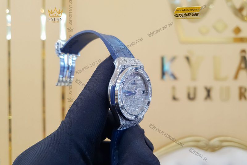 Kỳ Lân Luxury dong ho hublot classic fusion blue full diamond 38mm 565 nx 7170 9 scaled 1 Đồng hồ Hublot Classic Fusion Blue Full Diamond 38mm 565.NX.7170.LR