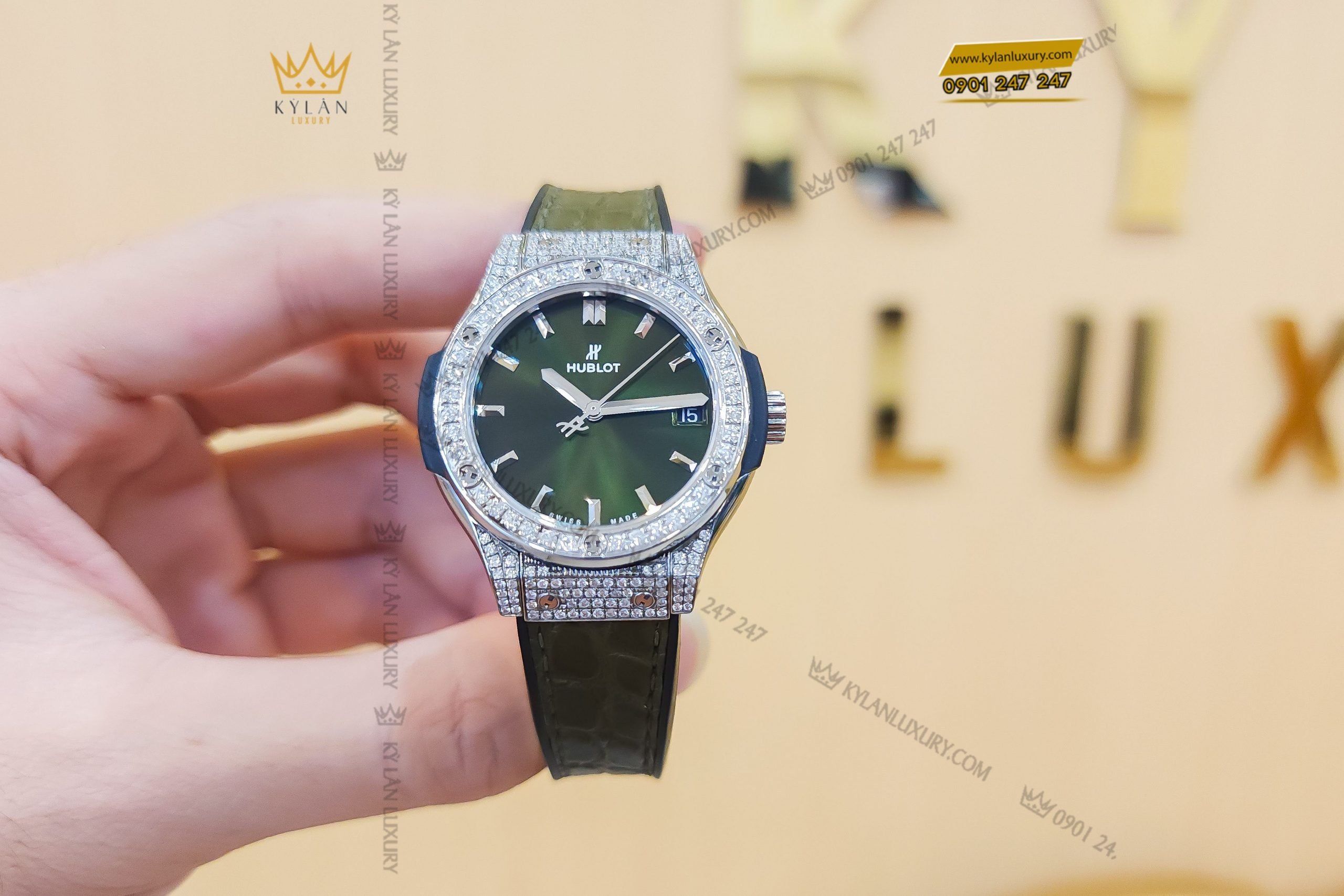 Đồng hồ Hublot Classic Fusion Green Pave 33mm 7 Kỳ Lân Luxury dong ho hublot classic fusion green pave 33mm 2 1 scaled Đồng hồ Hublot Classic Fusion Green Pave 33mm