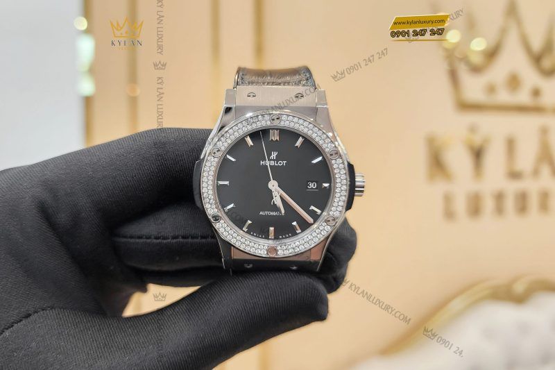 Kỳ Lân Luxury dong ho hublot classic fusion titanium diamonds 42mm 542 nx 1171 lr 1 scaled 1 Đồng Hồ Hublot Classic Fusion Titanium Diamonds 42mm