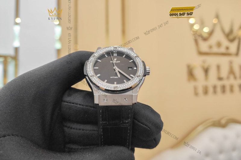 Kỳ Lân Luxury dong ho hublot classic fusion titanium diamonds 42mm 542 nx 1171 lr 4 1 scaled 1 Đồng Hồ Hublot Classic Fusion Titanium Diamonds 42mm