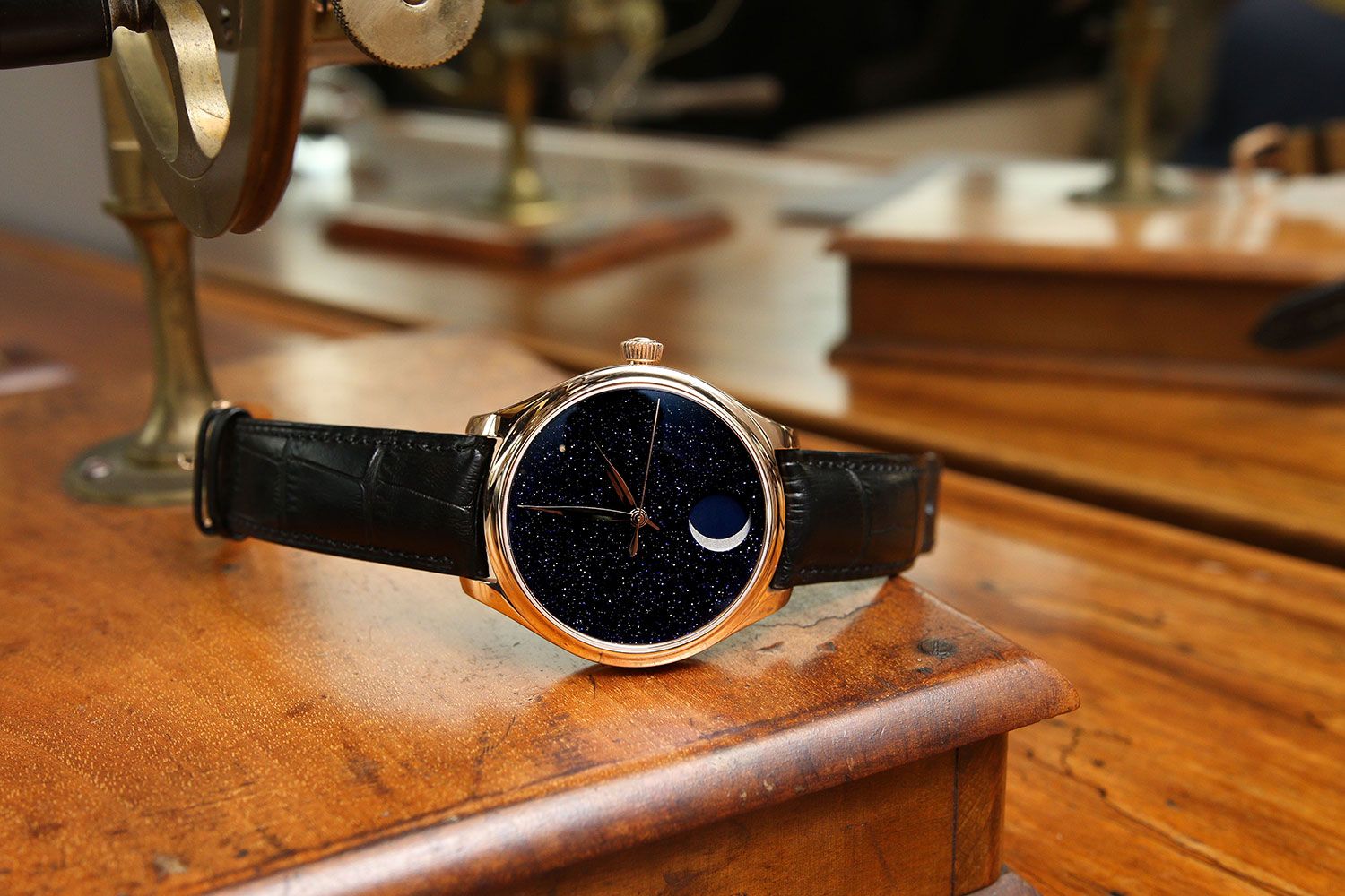 Đồng hồ Mặt trăng của H. Moser & Cie Endeavour cực đơn giản