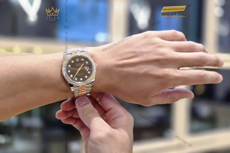 Kỳ Lân Luxury dong ho rolex datejust 41 126331 mat chocolate vanh bezel custom kim cuong 11 1 scaled 1 Đồng hồ Rolex Datejust 41 126331 mặt Chocolate vành bezel custom kim cương