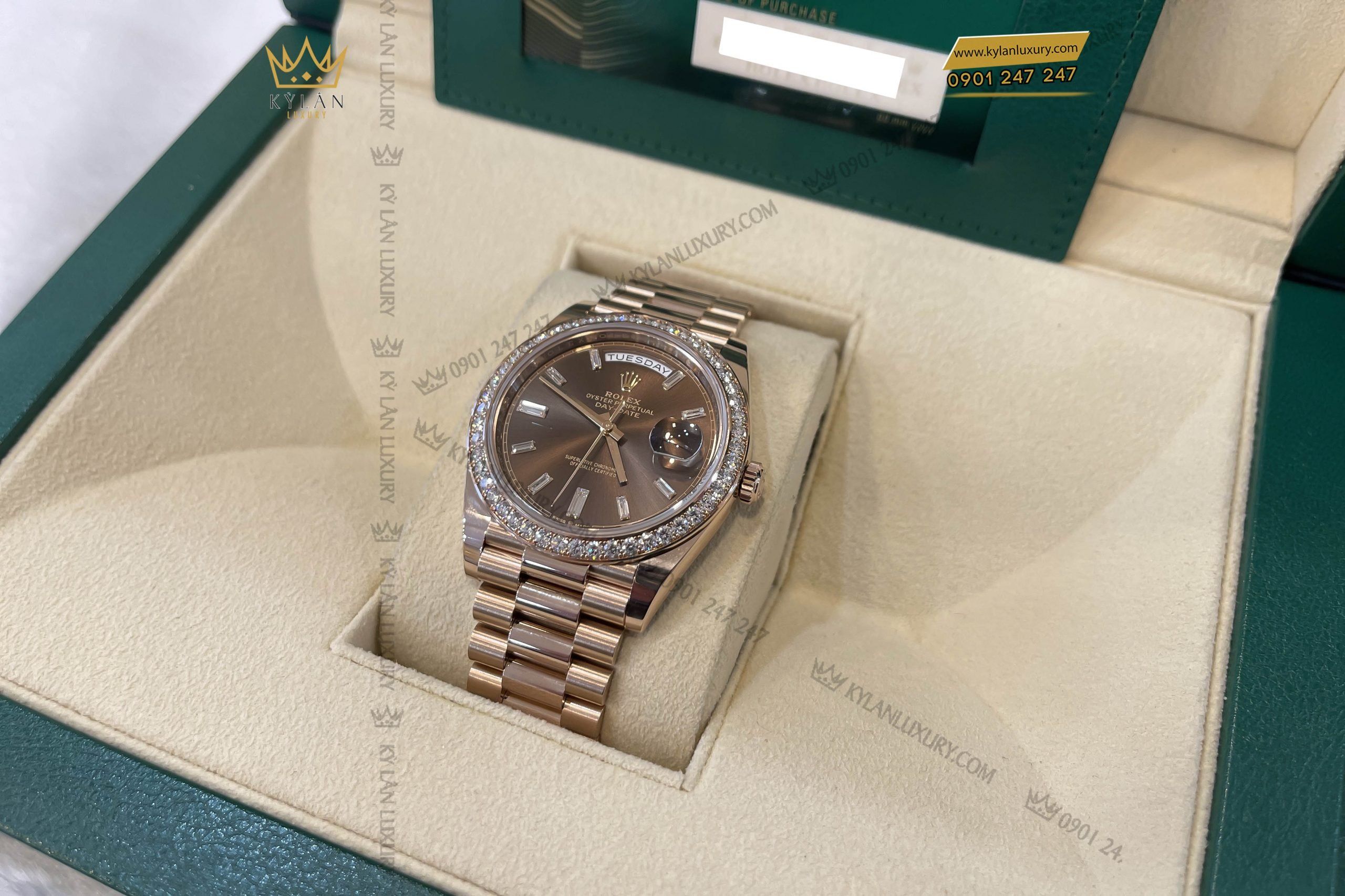 Kỳ Lân Luxury dong ho rolex day date 40 228345rbr 0006 mat so chocolate coc so kim cuong 8 scaled Đồng Hồ Rolex Day-Date 40 228345RBR-0006 Mặt Số Chocolate Cọc Số Kim Cương