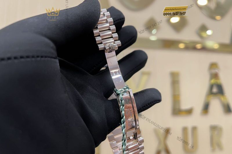 Kỳ Lân Luxury dong ho rolex day date 40 228345rbr 0006 mat so chocolate coc so kim cuong 9 scaled 1 Đồng Hồ Rolex Day-Date 40 228345RBR-0006 Mặt Số Chocolate Cọc Số Kim Cương