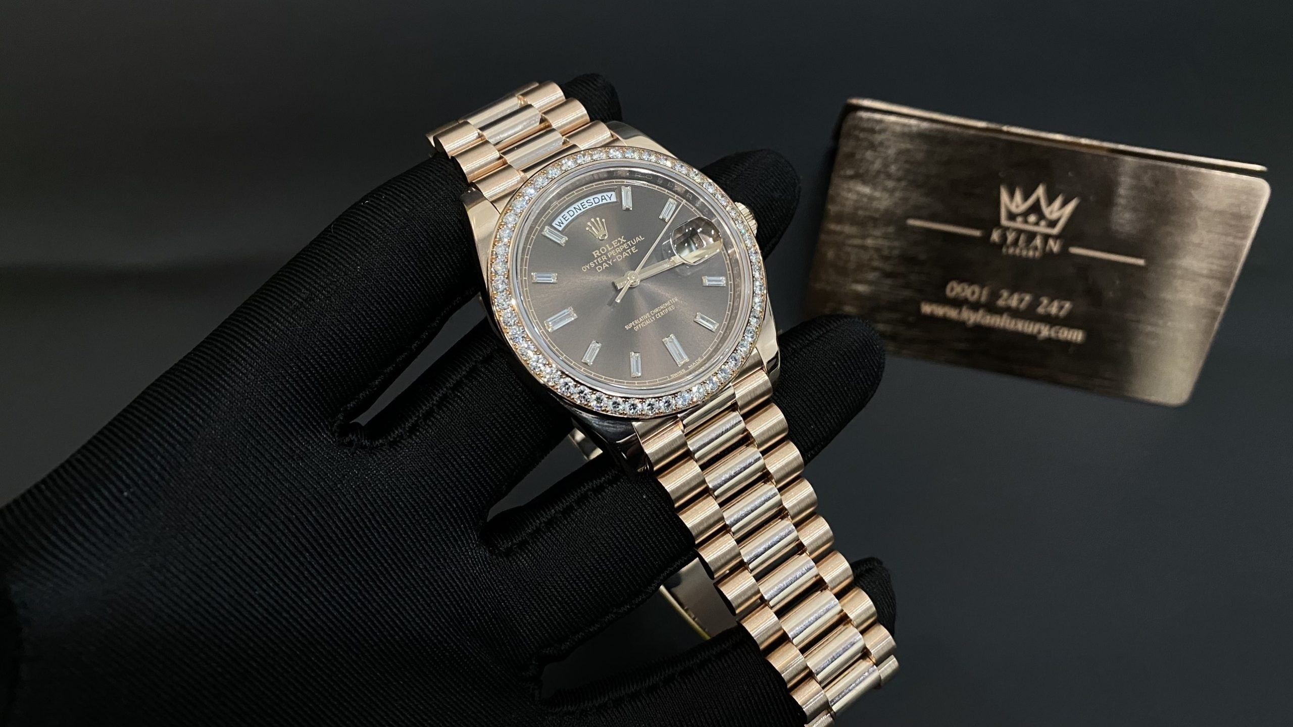 Kỳ Lân Luxury dong ho rolex day date 40 228345rbr mat so chocolate coc kim cuong 1 scaled Đồng Hồ Rolex Day-Date 40 228345RBR Mặt Số Chocolate Cọc Kim Cương