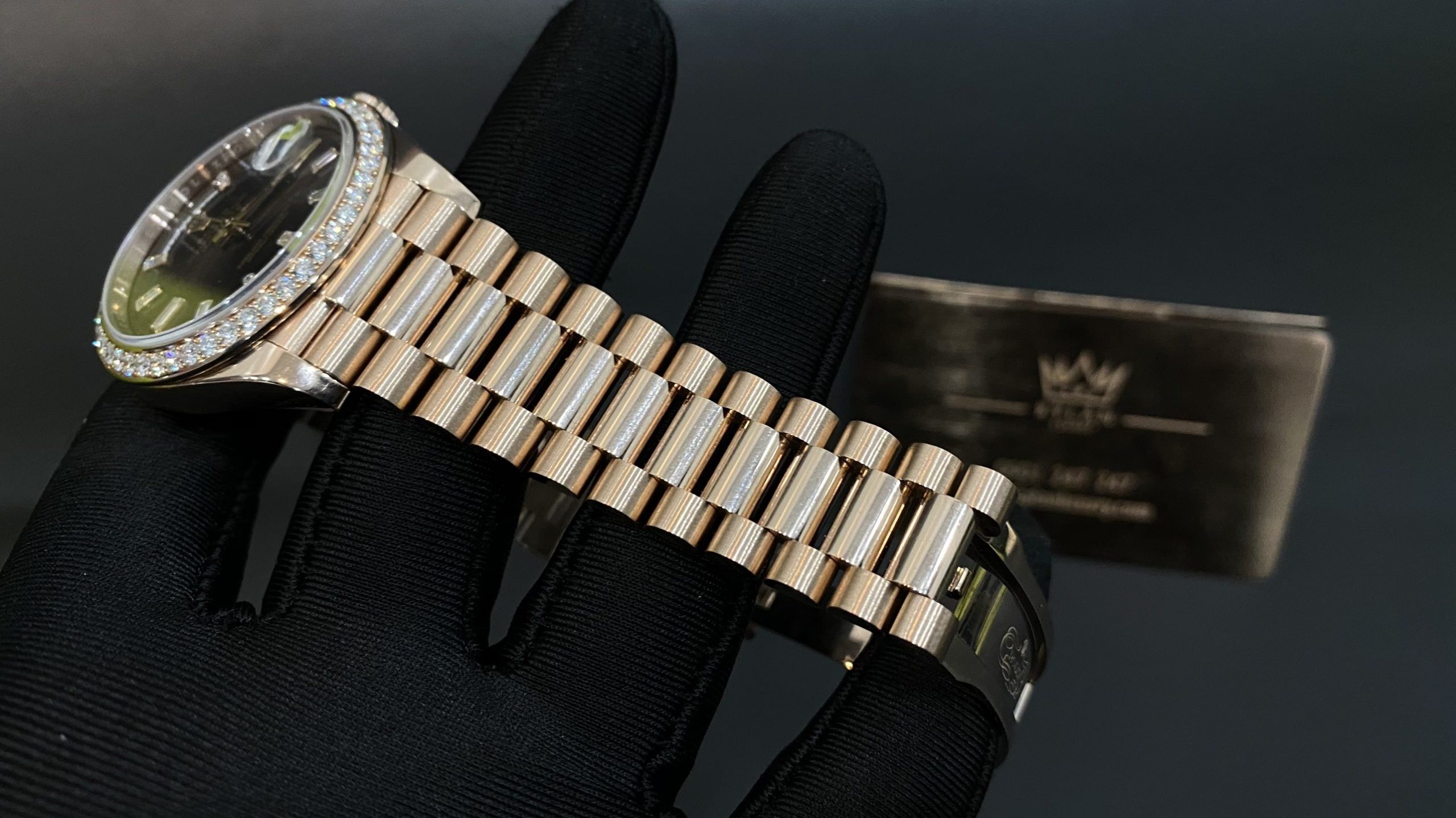 Kỳ Lân Luxury dong ho rolex day date 40 228345rbr mat so chocolate coc kim cuong 17 scaled Đồng Hồ Rolex Day-Date 40 228345RBR Mặt Số Chocolate Cọc Kim Cương