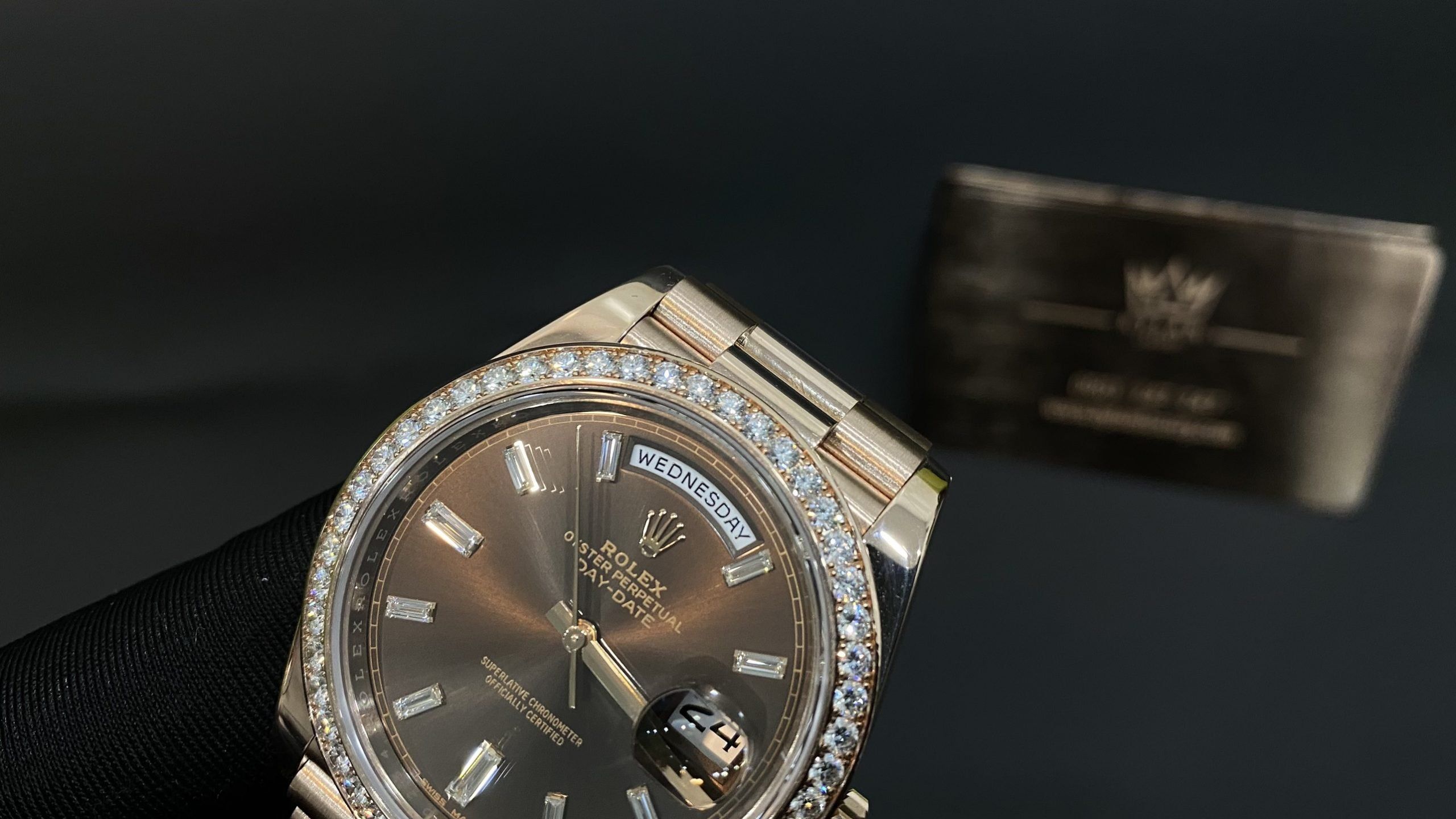 Kỳ Lân Luxury dong ho rolex day date 40 228345rbr mat so chocolate coc kim cuong 27 scaled Đồng Hồ Rolex Day-Date 40 228345RBR Mặt Số Chocolate Cọc Kim Cương