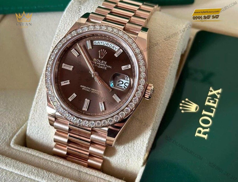 Trên vành bezel của đồng hồ Rolex được gắn các viên kim cương lấp lánh cùng với hiệu ứng tia mặt trời tạo ra sự phản chiếu ánh sáng tinh tế kết hợp phương pháp sử dụng các kỹ thuật chải thành thạo khiến cho đồng hồ thêm phần ánh sáng huyền ảo, tinh tế