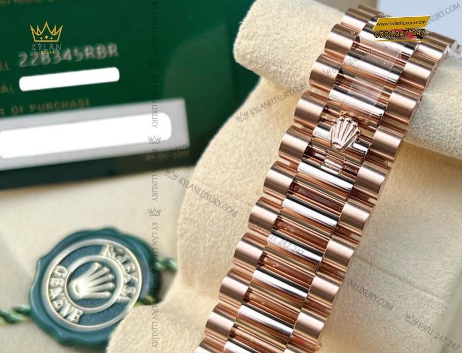 Rolex Lady-Datejust m279135rbr-0002 với khóa gập ẩn Crown Clasp được in logo Rolex thêm phần hoàn mỹ và lộng lẫy cho đồng hồ này.