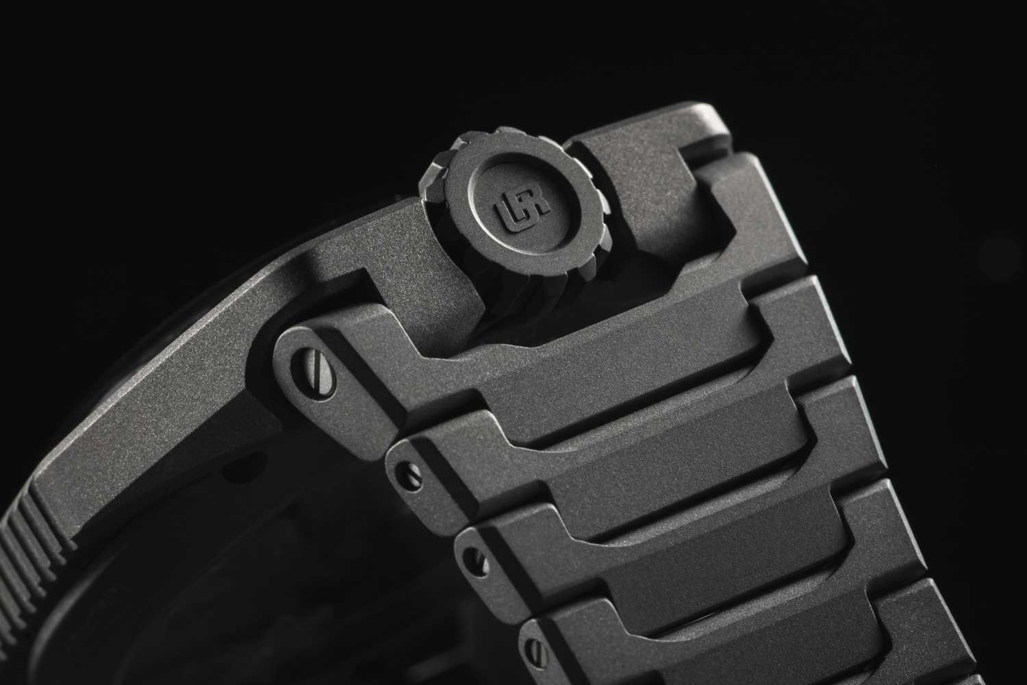 Đồng hồ URWERK UR-100V Full Titanium bước đột phá ấn tượng