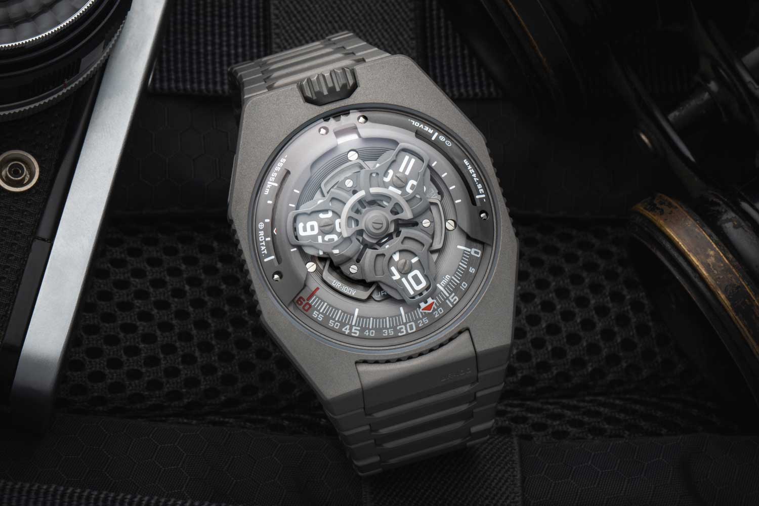 Đồng hồ URWERK UR-100V Full Titanium bước đột phá ấn tượng