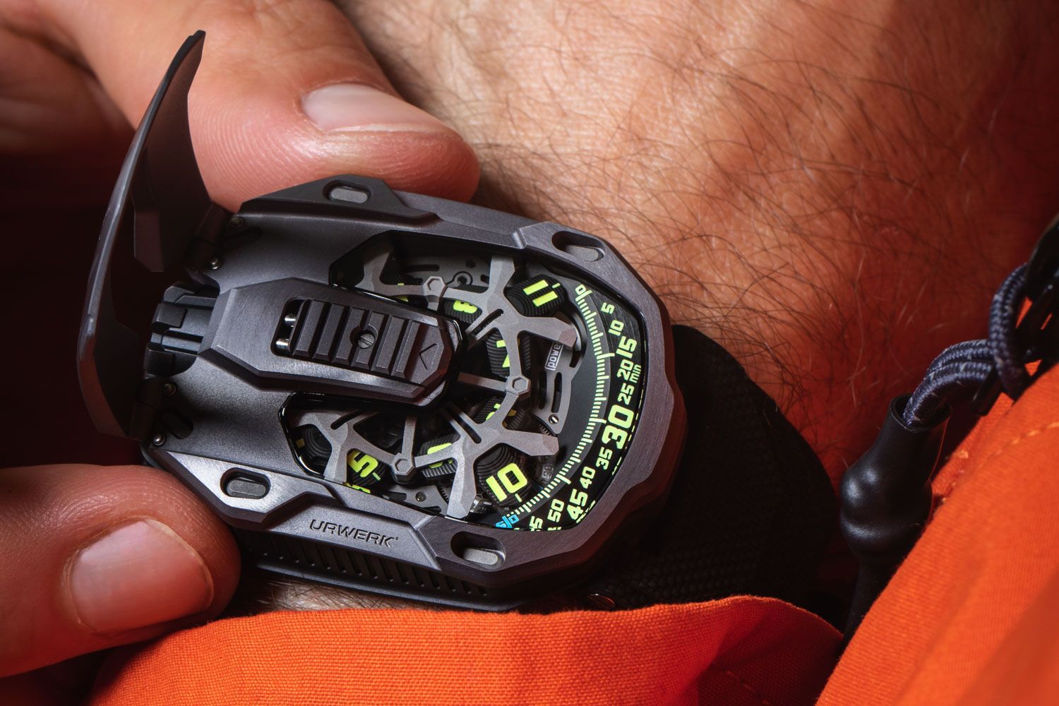 Đồng hồ URWERK UR-105 TTH "Tantali Hull" 12 chiếc trên toàn thế giới