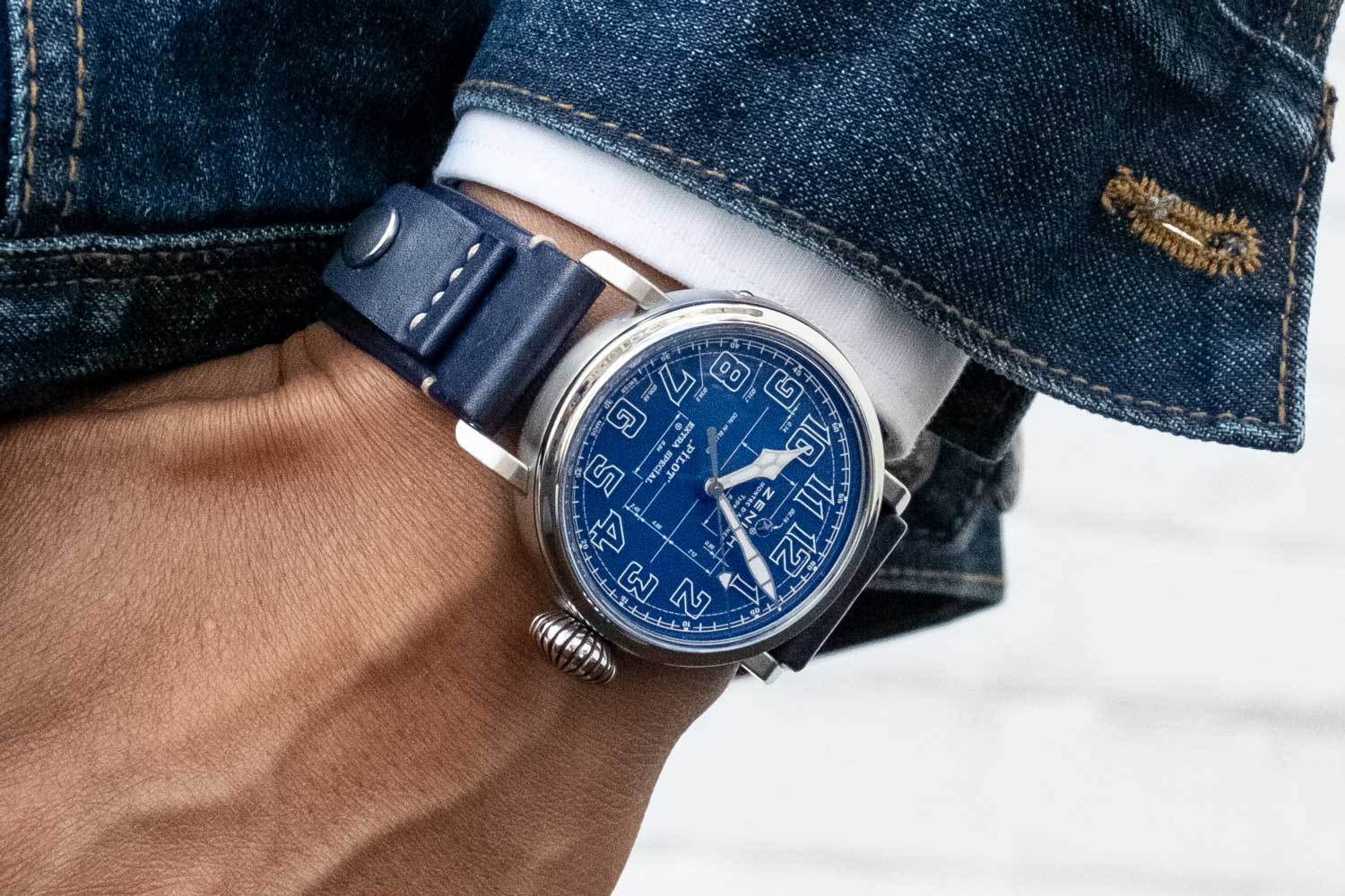 Kỳ Lân Luxury gioi thieu chiec dong ho zenith pilot type 20 2 Giới thiệu chiếc đồng hồ Zenith Pilot Type 20 Blue