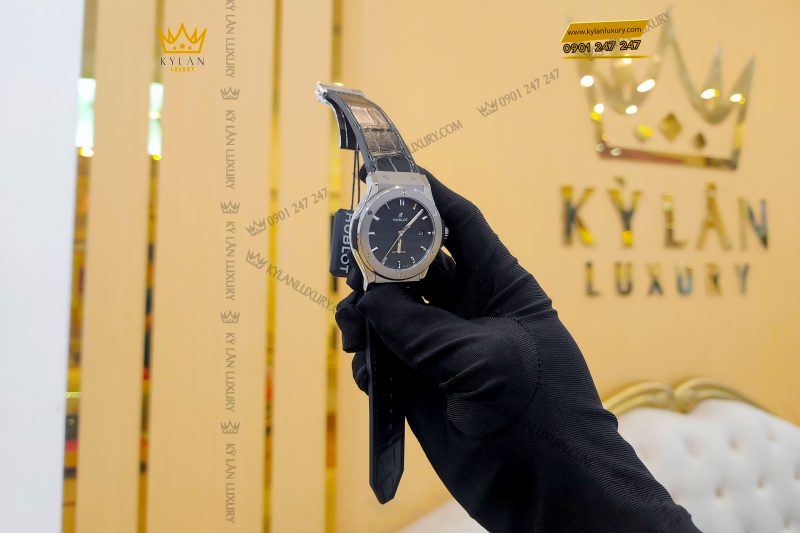 Đồng hồ Hublot Classic Fusion Titanium 42mm da cá